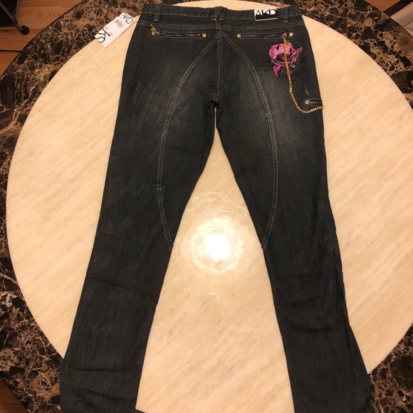 New AKADEMIKS Embroidered Roses Chain Hang Jeans - Picture 5 of 8